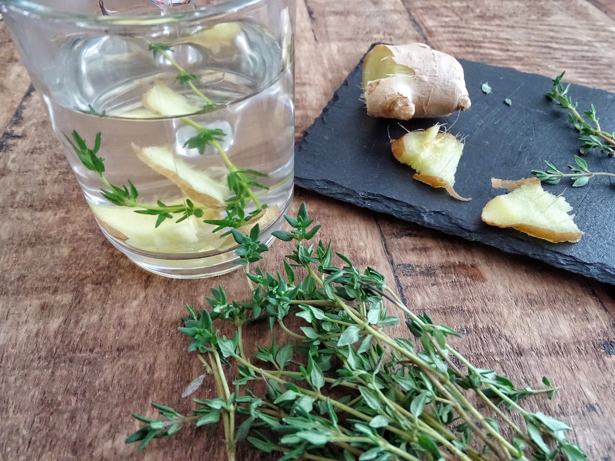 Tea with thyme and ginger, well against colds, cough, digestion